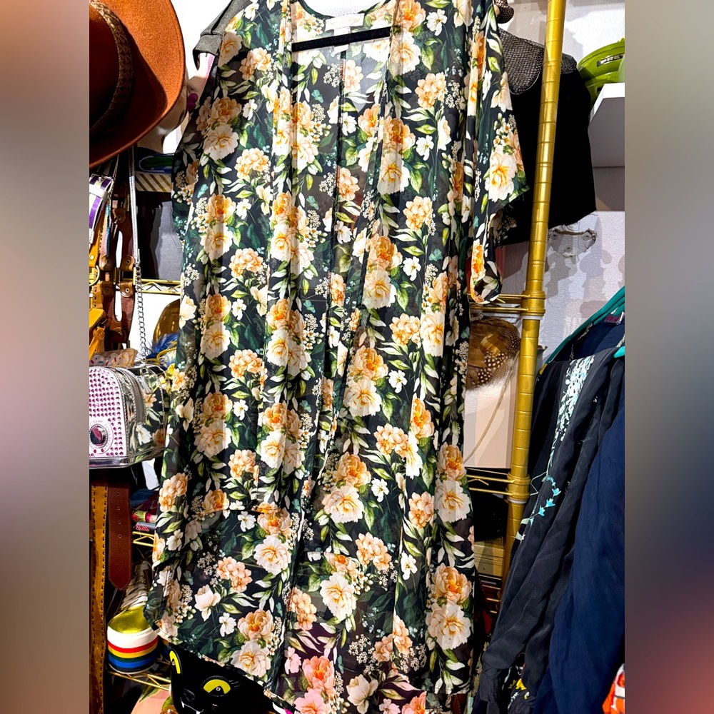397 // Emma's Expressions floral semi sheer kimono // L